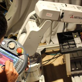 Programowanie robotów przemysłowych Mitsubishi Electric Melfa